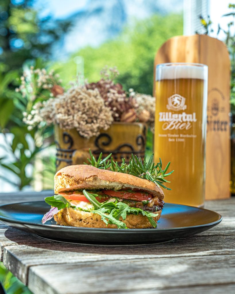 Lassen Sie sich unsere Burger mit einem guten Glas Zillertaler Bier schmecken - Café-Restaurant 9b